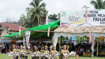 Keunikan Pesta Budaya Meja Panjang di Kampung Merasa