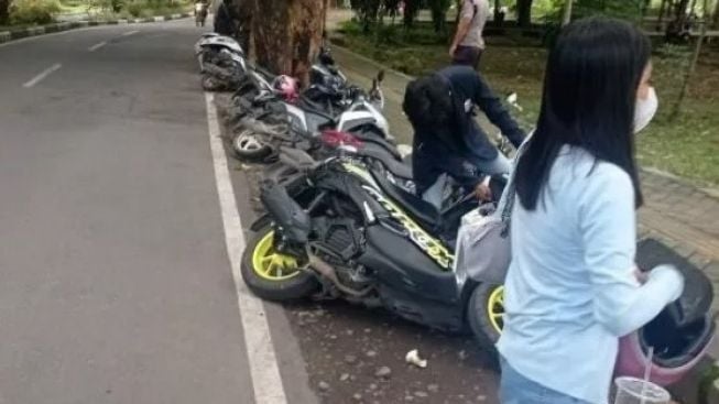 Satpam Unhas Marah Lihat Kelakuan Pengendara Motor, Ini Yang Terjadi