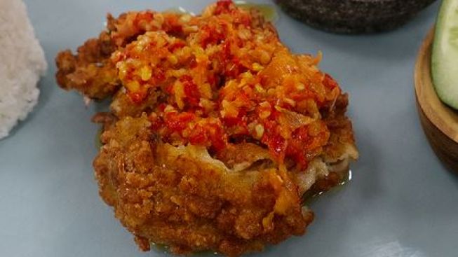 Cara Membuat Ayam Geprek Pedas Dan Awet Renyah