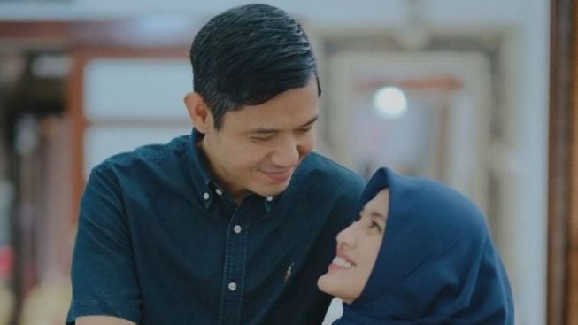 Dude Harlino Dan Alyssa Soebandono Diisukan Cerai, Benarkah?