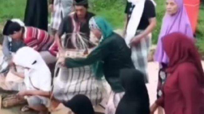 Viral Warga Pangkep Larung Sesajen di Sungai Untuk Hindari Bencana Alam, Komentar Netizen Terbelah