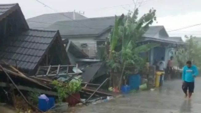 Hampir Rata dengan Tanah, 2 Rumah Kayu Ambruk di Banjarmasin Karena Ini