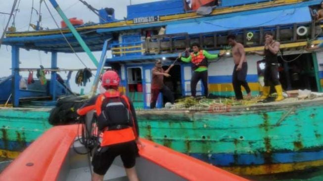 Cuaca Buruk, Kapal Muat Semen Tenggelam di Perairan Karimata