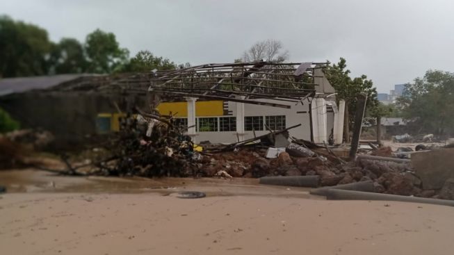 Gelombang Besar dan Angin Kencang, 4 Rumah Warga Ambruk