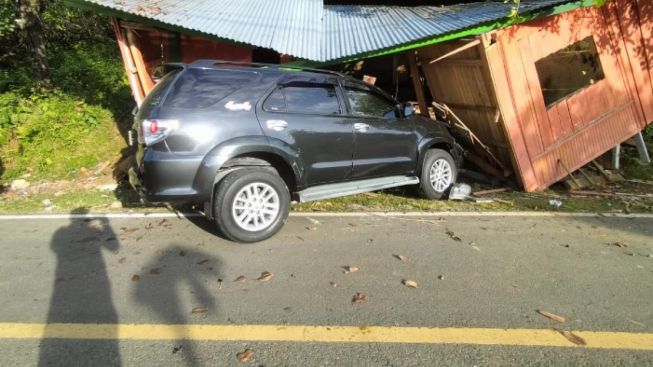 Mobil Fortuner Kapolres Baubau Tabrak Warung, Begini Kondisinya