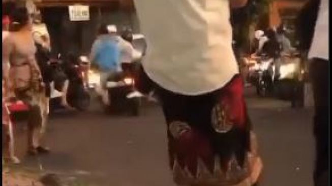 Detik-detik Bule di Bali Belajar Naik Motor Lalu Tabrak Apapun di Depannya