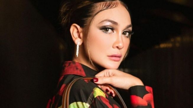 Luna Maya Beli Pizza Seharga Jutaan Rupiah, Ngakunya Menyesal