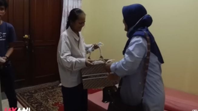 Ibu Eny Sukaesih Senyum, Pulang ke Rumah, Dapat Hadiah Tas dari Tetangga