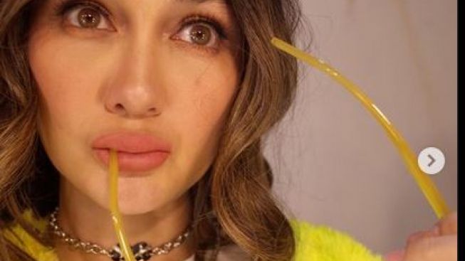 Dengan Penampilan Seperti Ini, Luna Maya Disebut Mirip Bunda Corla