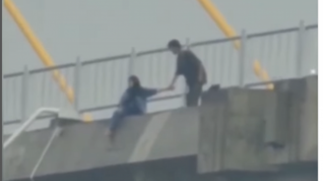 Berantem Sama Pacar, Wanita Ini Nekat Mau Loncat dari Jembatan, Warganet Sebut Beban