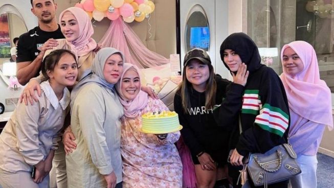 Heboh Lesti Kejora Diduga Lepas Hijab di Pesta Ulang Tahun