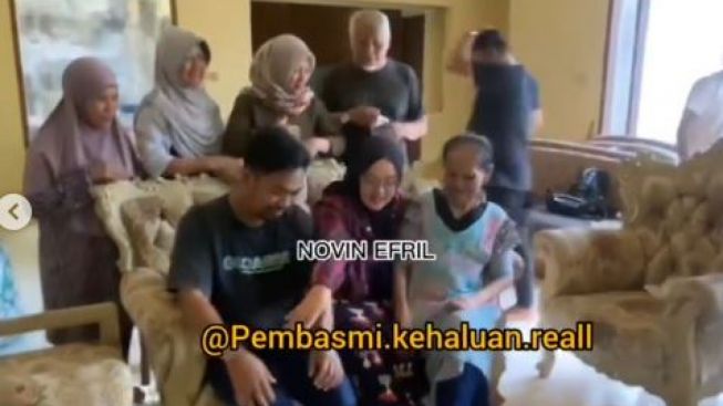 Senyum Semringah Bu Eny Dapat Sofa Gratis dari Hamba Allah