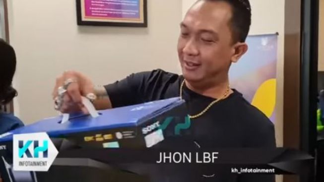 Jhon LBF Paksa Tiko Terima Hadiah PS5 Karena Selalu Menolak Diberi Apapun