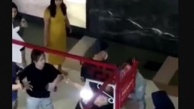 Viral Selebgram Makassar Labrak Perempuan Dalam Mal, Begini Penjelasannya
