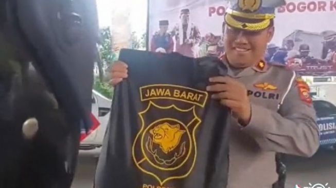 Ngakak, Baca Doa Takut Ditilang, Pria ini Ternyata Malah Dapat Sembako