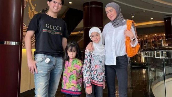 Kemeja Putih Olla Ramlan Transparan, Netizen Salah Fokus: Mamih Branya Nyeplaaak