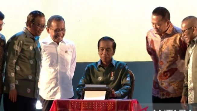 Presiden Jokowi Mengetik Menggunakan Mesin Ketik Tua di Hari Pers Nasional