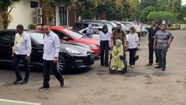 Ibu Ferry Irawan Hadiri Sidang Gugatan Cerai Menggunakan Kursi Roda