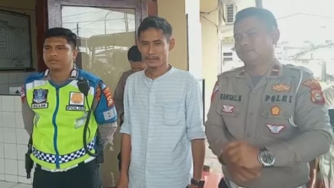 Ketua Ormas Berkelahi Dengan Polisi di Jalan Raya, Endingnya Minta Maaf