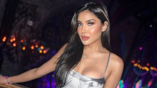 Millen Cyrus Ngaku Bisa Susui Anak Orang Dan Bisa Mengeluarkan ASI