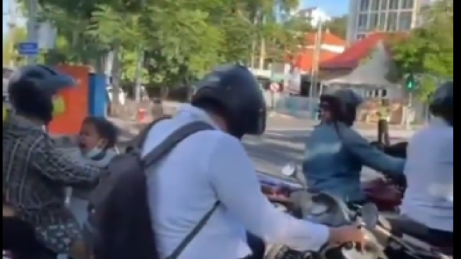 Kocak, Pria Ini Pakai Helm Nyeleneh Bikin Anak Kecil Menangis Ketakutan di Jalanan