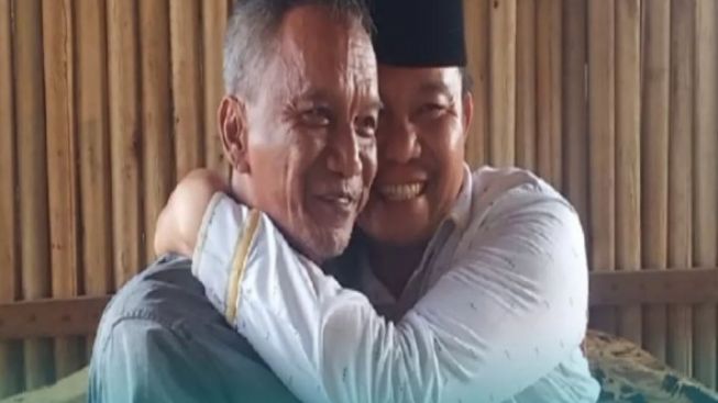 Ketua DPRD Luwu Timur Tolak Salaman Akhirnya Berpelukan
