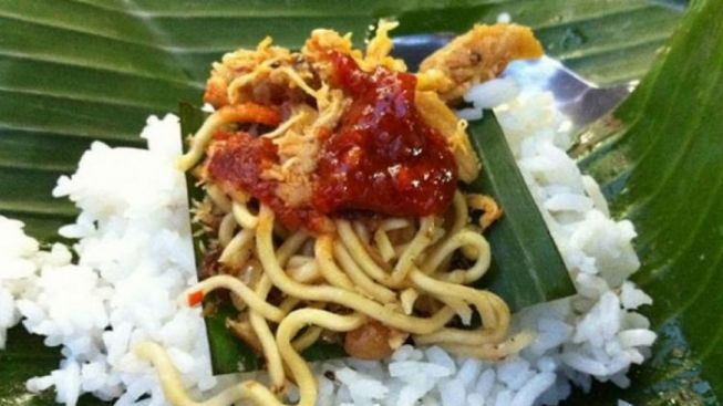 Bule Italia Ini Sebut Bali Dijual Murah Meriah, Bule Kere Datang Makan Nasi Jinggo Rp 5 Ribuan