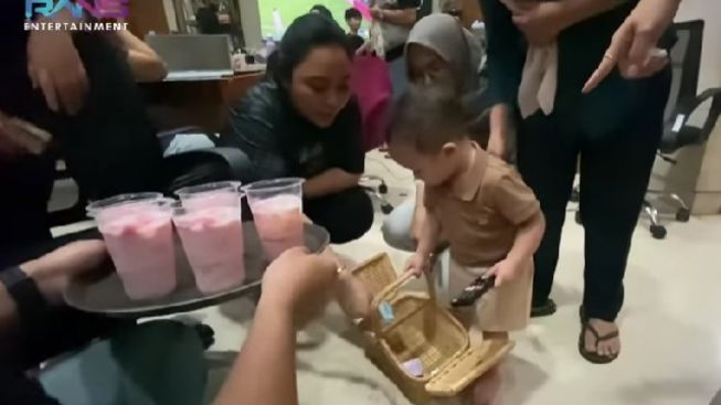 Cipung Keliling Jual Es Buah di Andara, Jiwa Enterpreneur Kelihatan Sejak Bayi