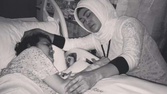 Ibu Julia Perez "Tersiksa" di Rumah Sakit, Keluarga Ingin Cari Rumah Sakit Lain