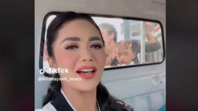 Krisdayanti Gembira Naik Mobil Bak Terbuka, Sopirnya Mantan Menteri Susi Pudjiastuti