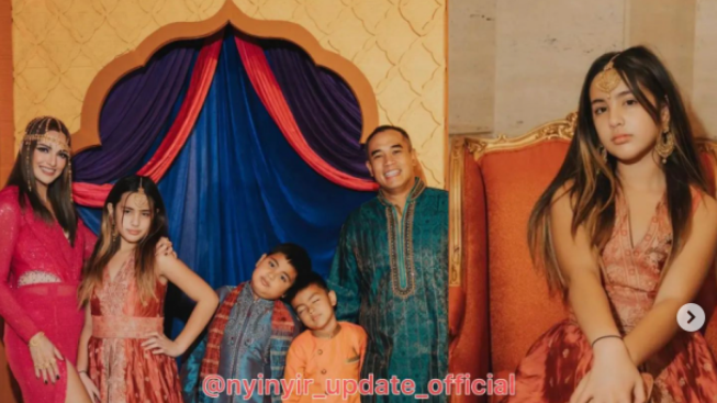 Tema Arabian, Foto Nia Ramadhani Beserta Suami dan Anak Viral di Medsos, Publik Singgung Busananya