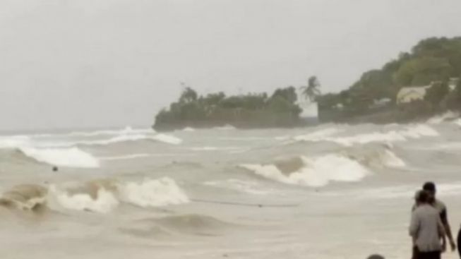 BMKG Imbau Wisatawan Waspada Gelombang 4 Meter di Pesisir Selatan Banten