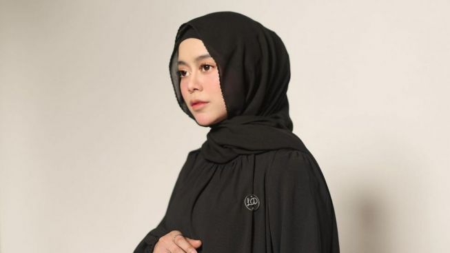 Drama Lagi, Lesti Kejora Nangis Peluk Rizky Billar Saat Baca Komentar Haters Untuk Suami