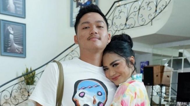 Seakan Menebus Dosa Masa Lalu, Krisdayanti Kini Berusaha Dekat Dengan Azriel Hermansyah