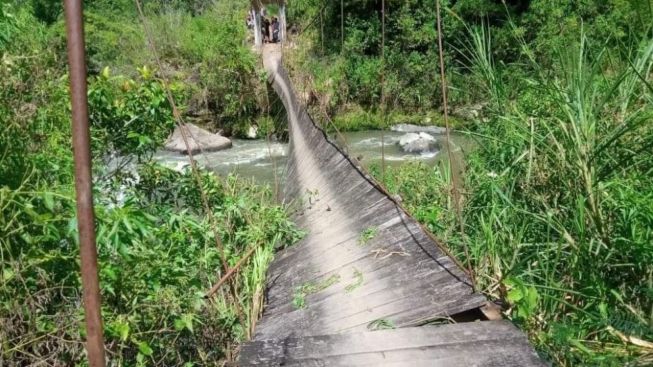 Jembatan Gantung Putus Saat Rombongan Pengantin Menyebrang Hingga Jatuh ke Sungai