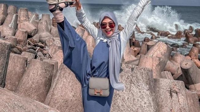 Potret Ria Ricis Angkat Satu Kaki Mirip Jagoan Kung Fu, Netizen: Berasa Masih Gadis