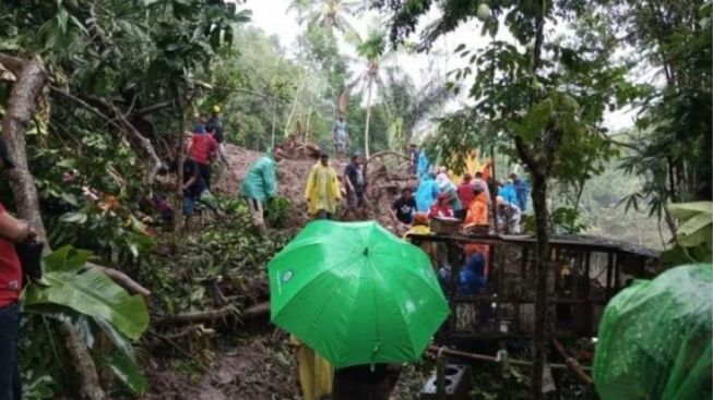 Longsor Saat Hujan Deras, Kakek, Nenek, Cucu Tertimbun