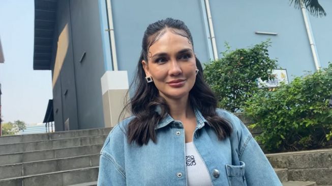 Mbak Rara Pawang Hujan Ramal Jodoh Asli Luna Maya, Benarkah Maxime Bouttier?