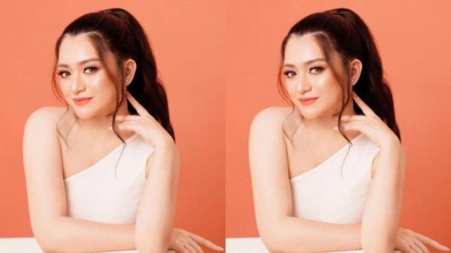 Foto Nathalie Hoscher Tampil dengan Busana Terbuka Viral di IG