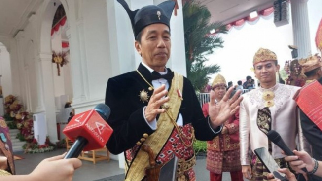 Presiden Joko Widodo Pakai Baju Ageman Songkok Singkepan Ageng dari Surakarta