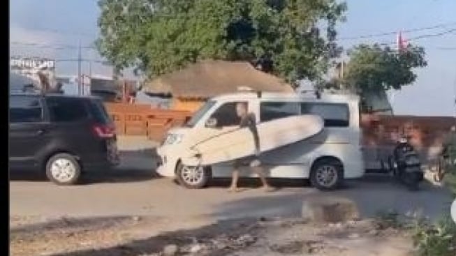 Bule Nakal di Bali, Bawa Papan Surfing Gores Mobil Parkir di Kawasan Pantai