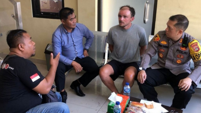 Bule Telanjang Berenang di Pantai Candidasa, Lupa Identitas Dirinya Sendiri