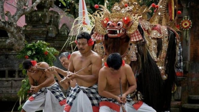 Dianggap Ekstrem dan Mirip Debus, Ini Makna Tradisi Ngurek di Bali