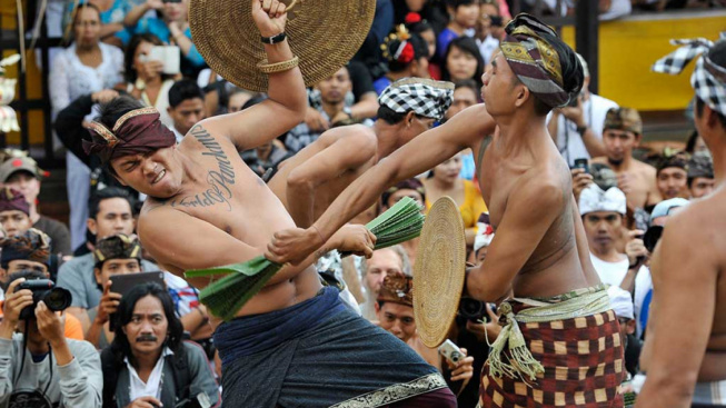 Upacara Adat Mekare-kare Atau Perang Pandan Sebagai Penghormatan Kepada Leluhur