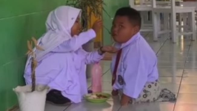 Kisah Sahabat Sejati: Video Viral Suap-Menyuap Antara Reski dan Marwah Mengharukan Hati Banyak Orang