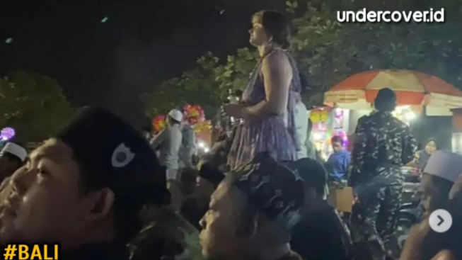 Aksi Bule Ikut Nonton Selawat Akbar Pakai Busana Terbuka Viral, Netizen: Mungkin Dikira Konser