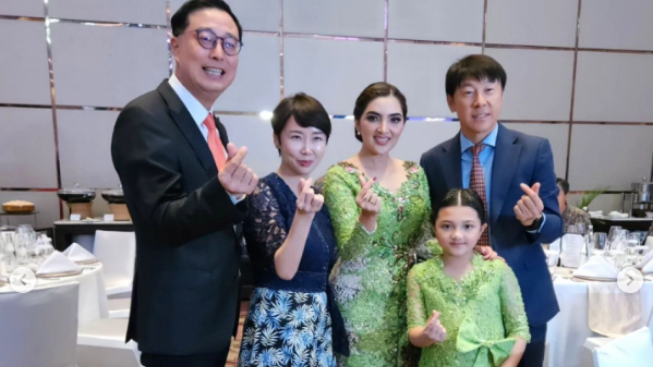 Shin Tae Yong Unggah Foto Bareng Ashanty dan Arsy, Publik Ramai Berterima Kasih