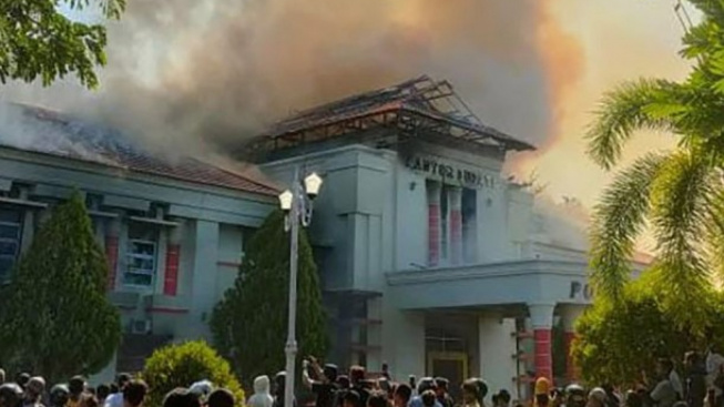 BREAKING NEWS: Kantor Bupati Pohuwato Terbakar Saat Penambang Gelar Aksi Demo