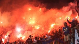 Berangnya Panpel PSS Sleman Gara-gara Suporter Persib Bandung Nyalakan Flare