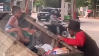 Video Viral Pemulung Asyik Bermain dengan Anaknya Pakai Botol Bekas Bikin Warganet Mbrebes Mili: Speechless!